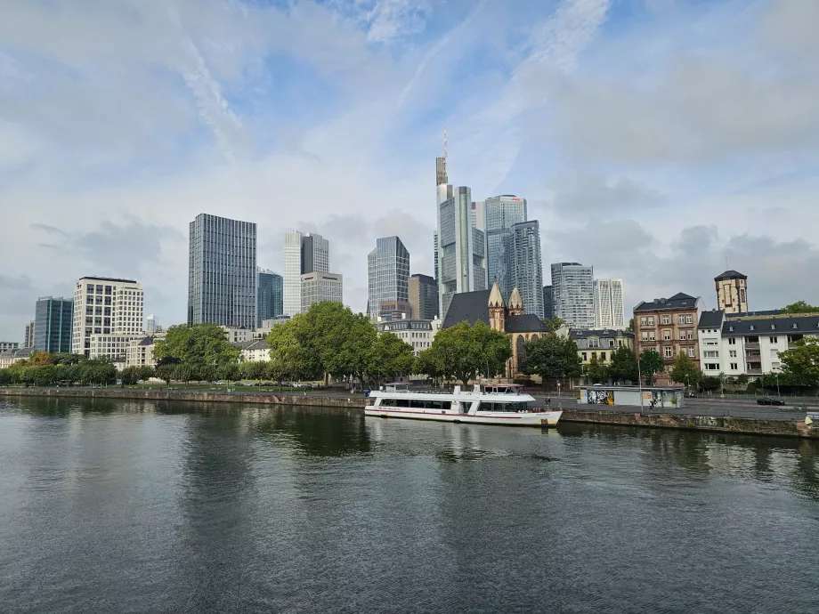 Vedere din Eiserner Steg spre centrul modern