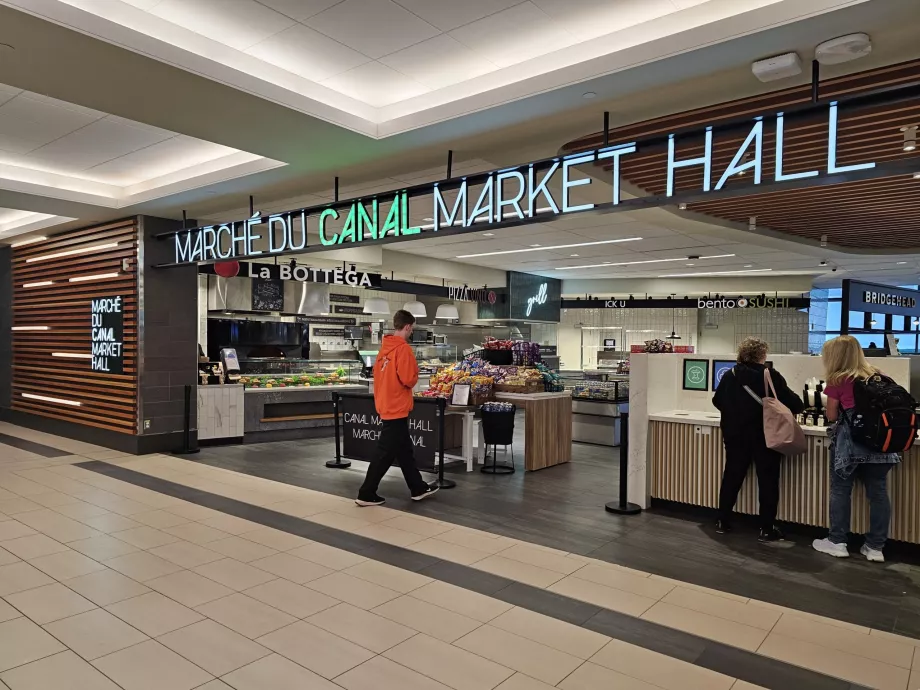 Food Court în secțiunea de tranzit