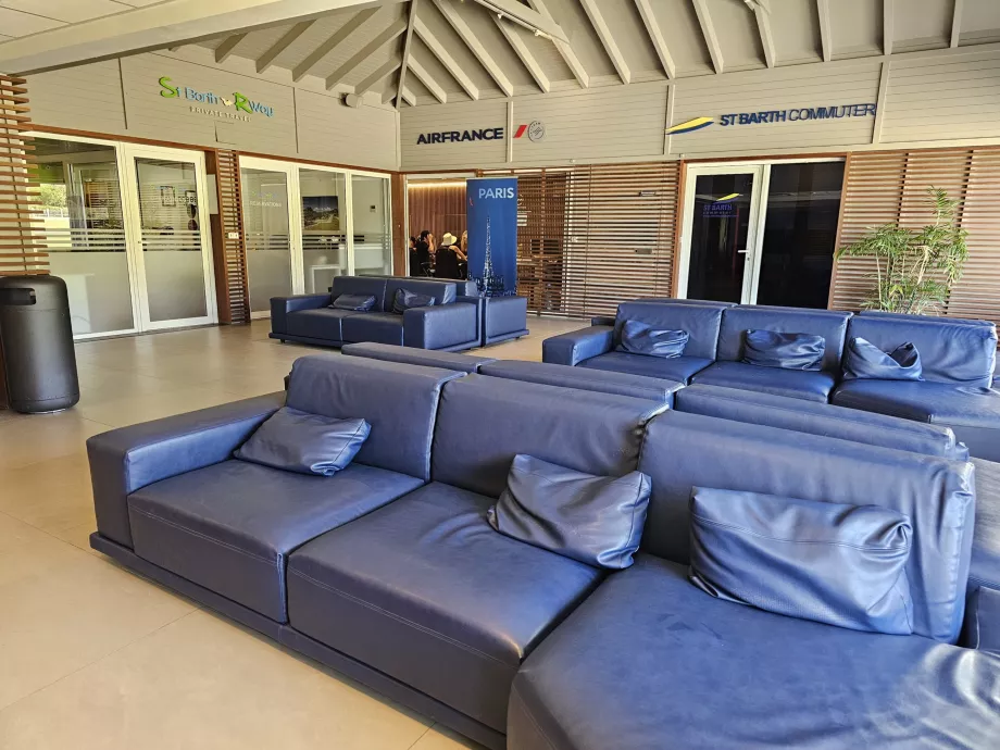 Sală de așteptare la etajul 1, Aeroportul SBH