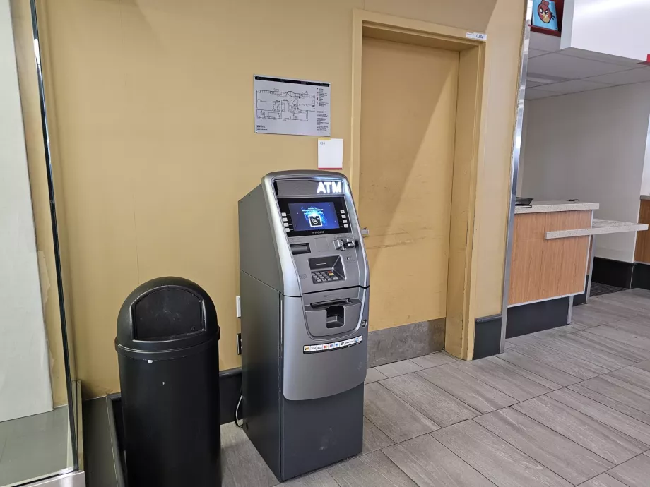 Bancomat în sala de sosiri