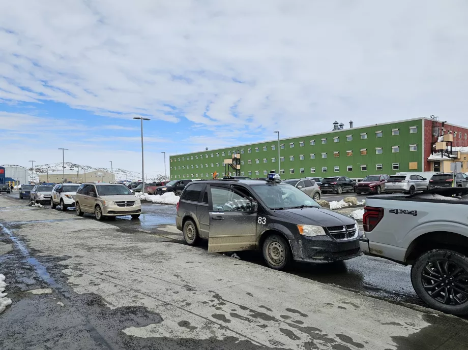 Taxi în fața sălii de sosire