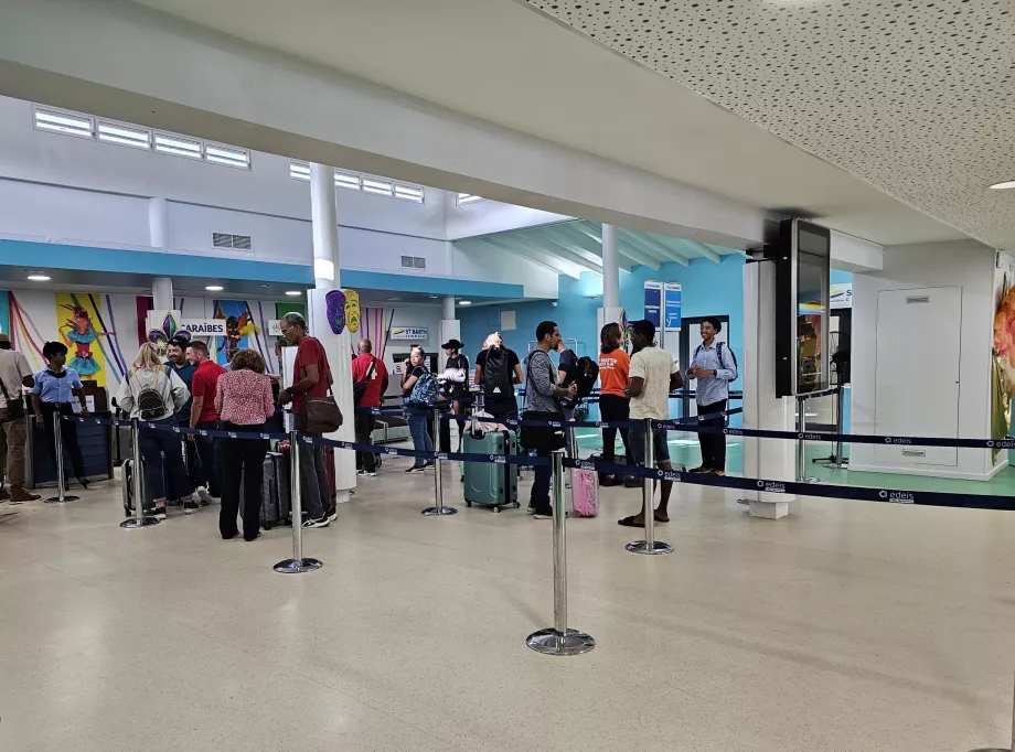 Lobby cu birouri de check-in
