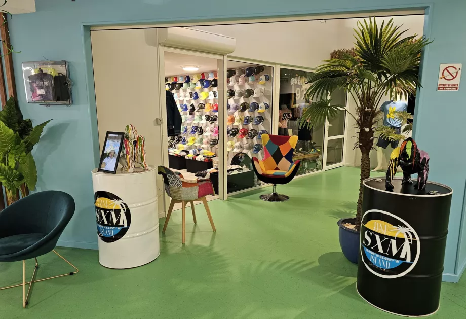 Magazin de suveniruri în zona publică
