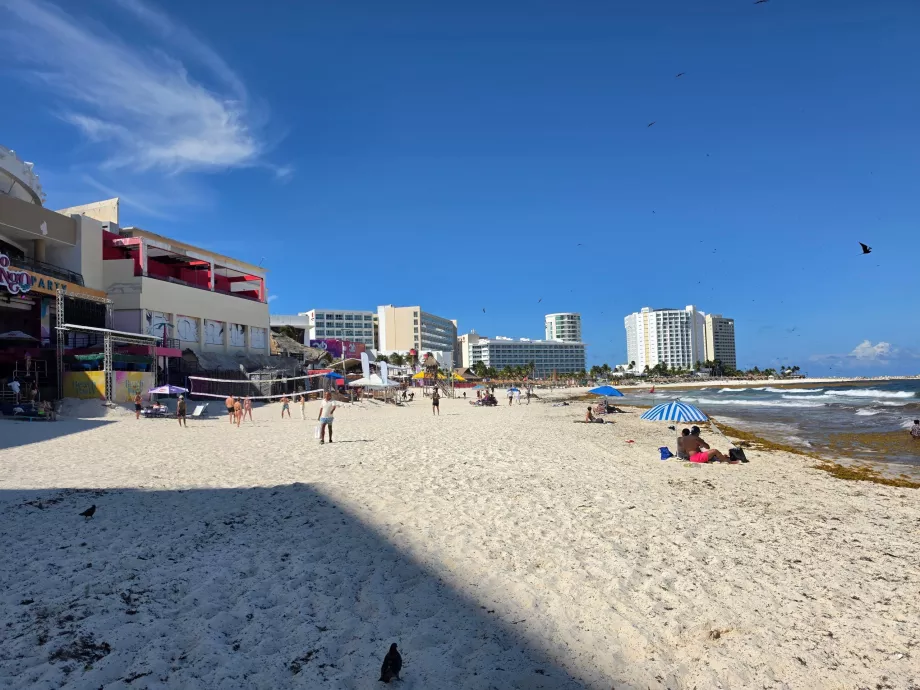 Playa Gaviota Azul, în fața localului Coco Bongo