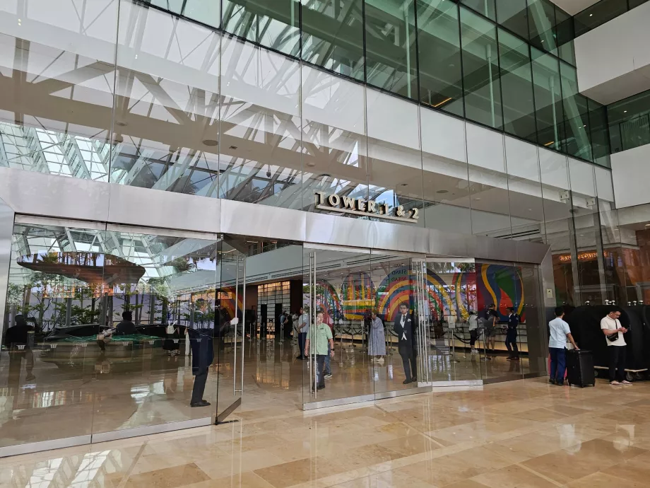 Intrarea la recepția principală