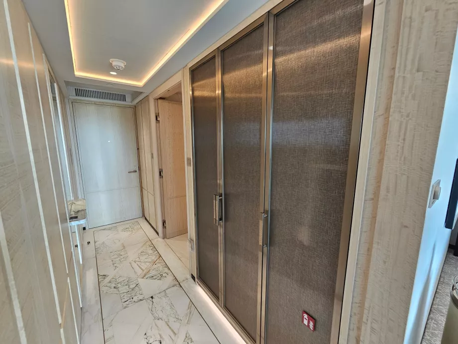 Hol în cameră și dulapuri