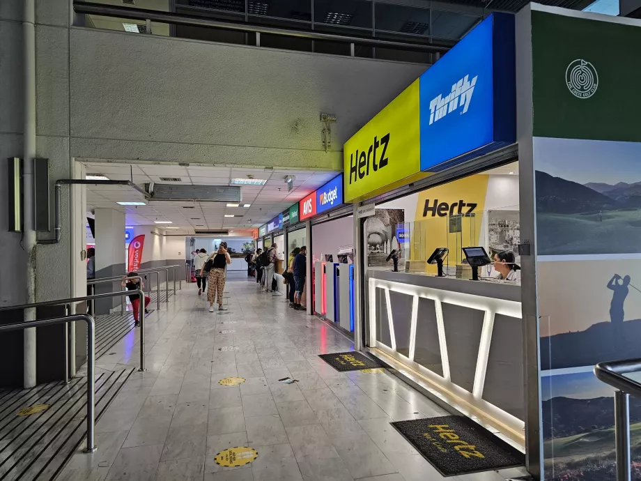 Standuri ale companiilor de închirieri auto, aeroport HER