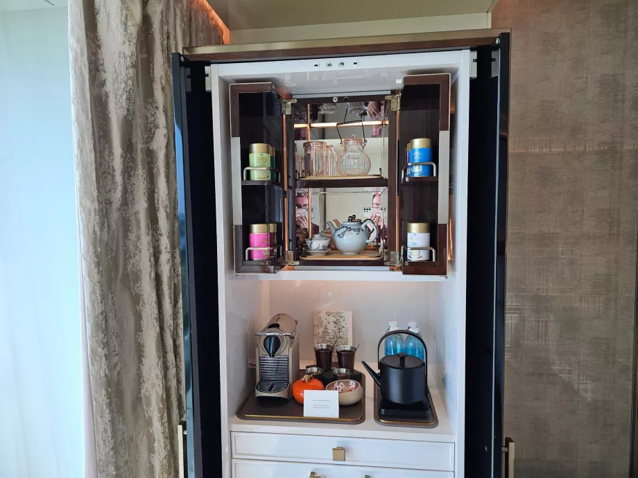 Minibar și aparat de cafea