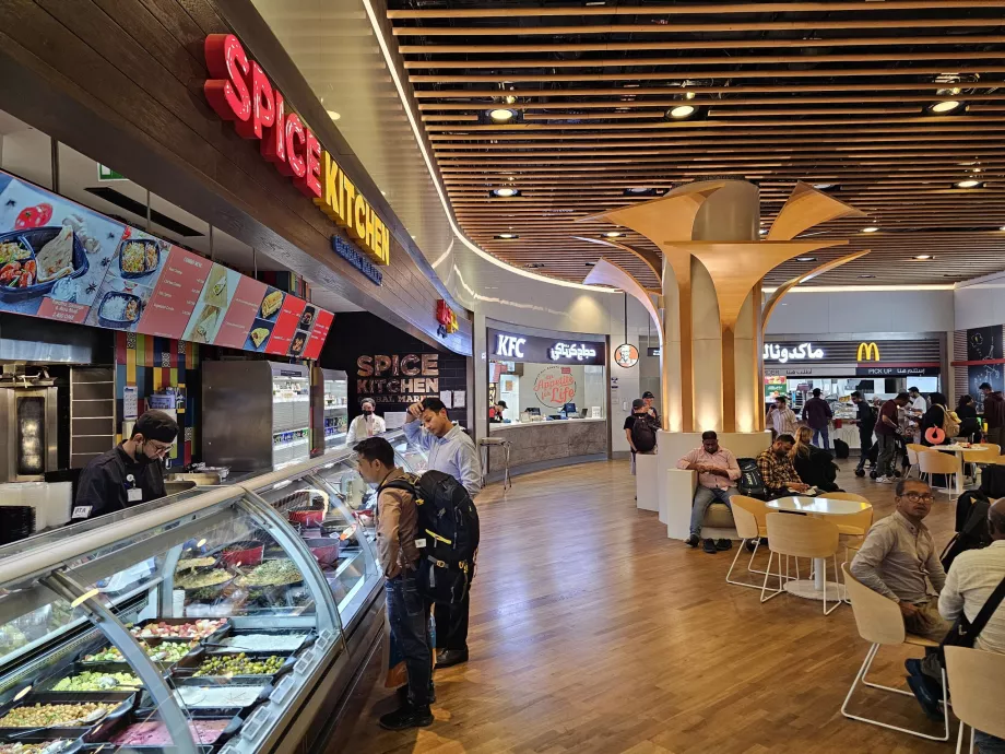 Food court, fast-food, zonă de tranzit