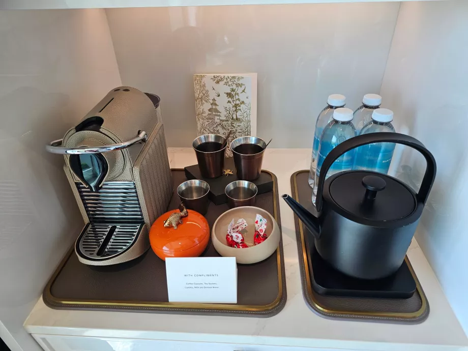 filtru de cafea și ceainic