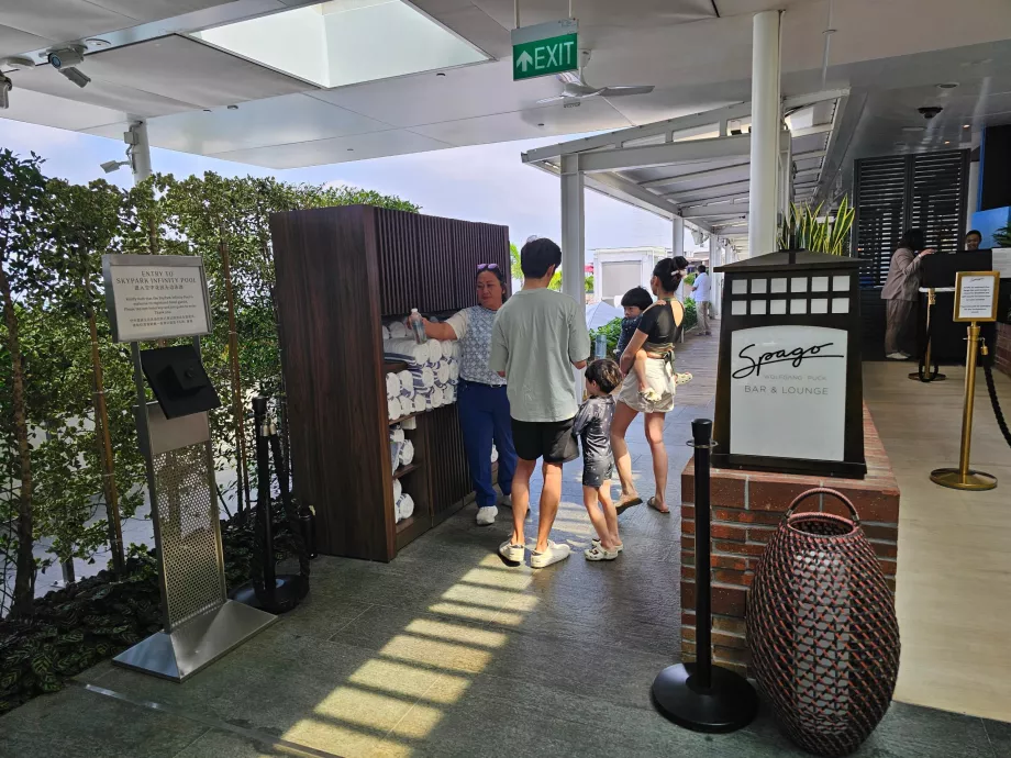 Intrarea la piscina de pe acoperiș