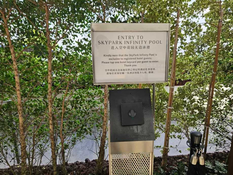 Cititor de carduri de cameră la intrarea în piscină