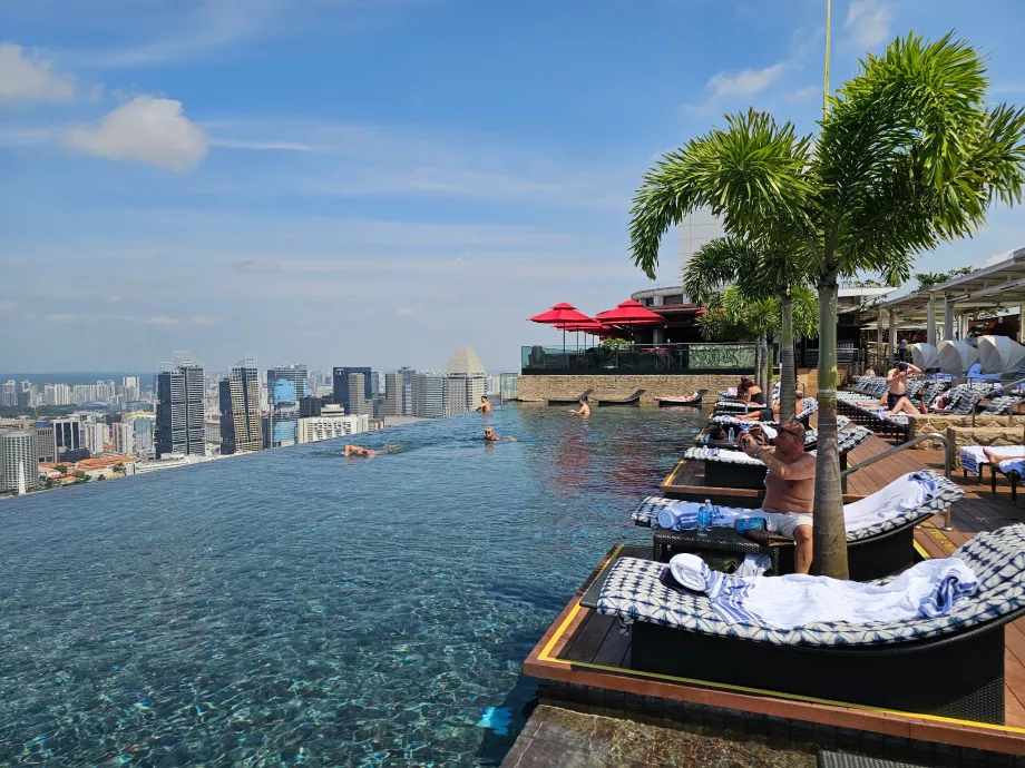 Piscină pe acoperiș și șezlonguri