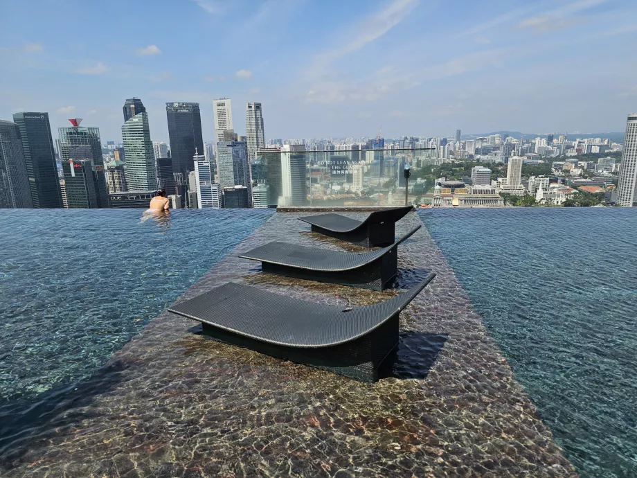 Piscină pe acoperiș și șezlonguri