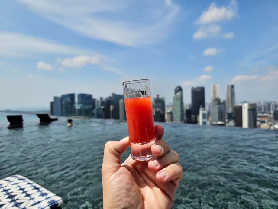 Băutură gratuită la piscină