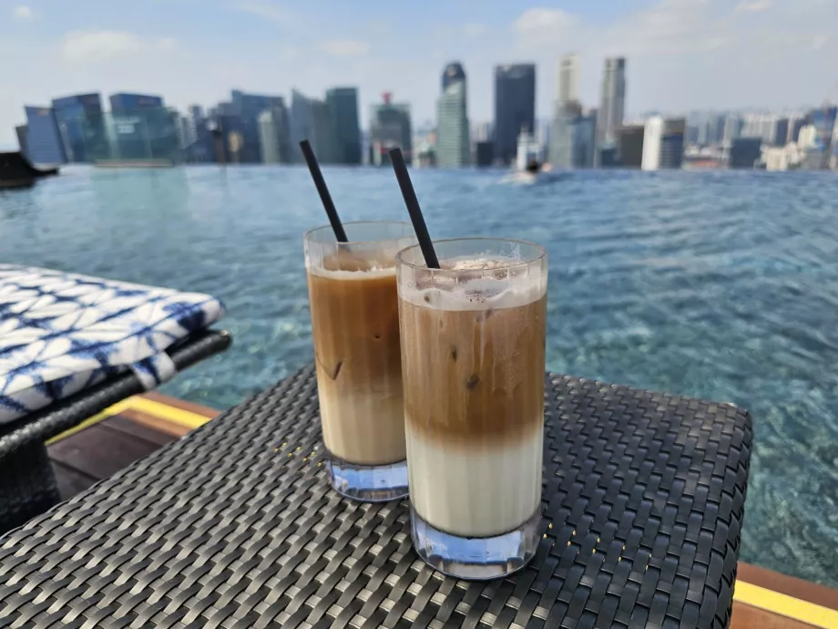 Cafea lângă piscină