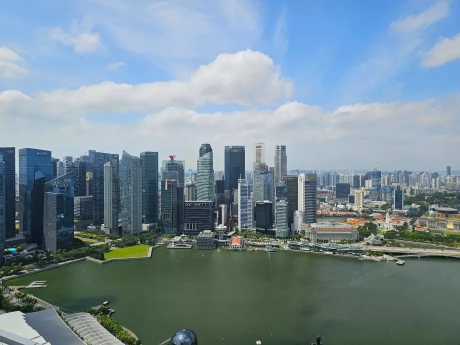 Vedere de la piscina de pe acoperișul MBS