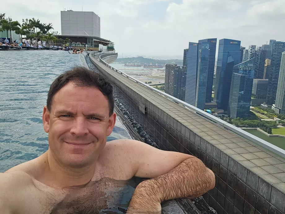 Eu în piscina de pe acoperiș de la Marina Bay Sands