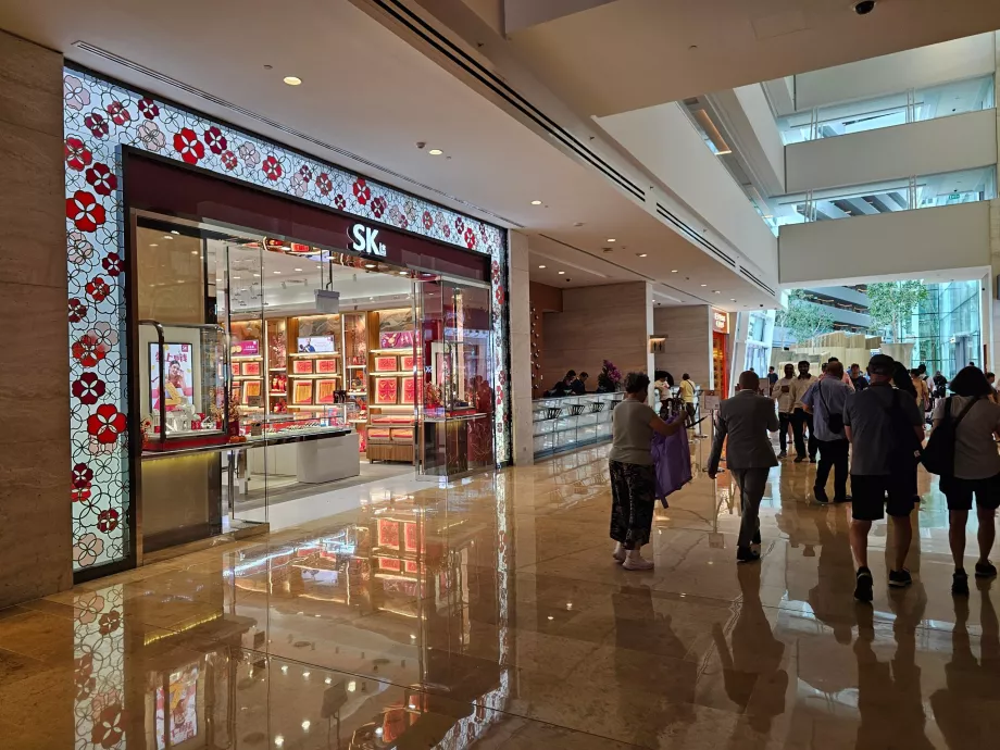 Magazine în holul hotelului