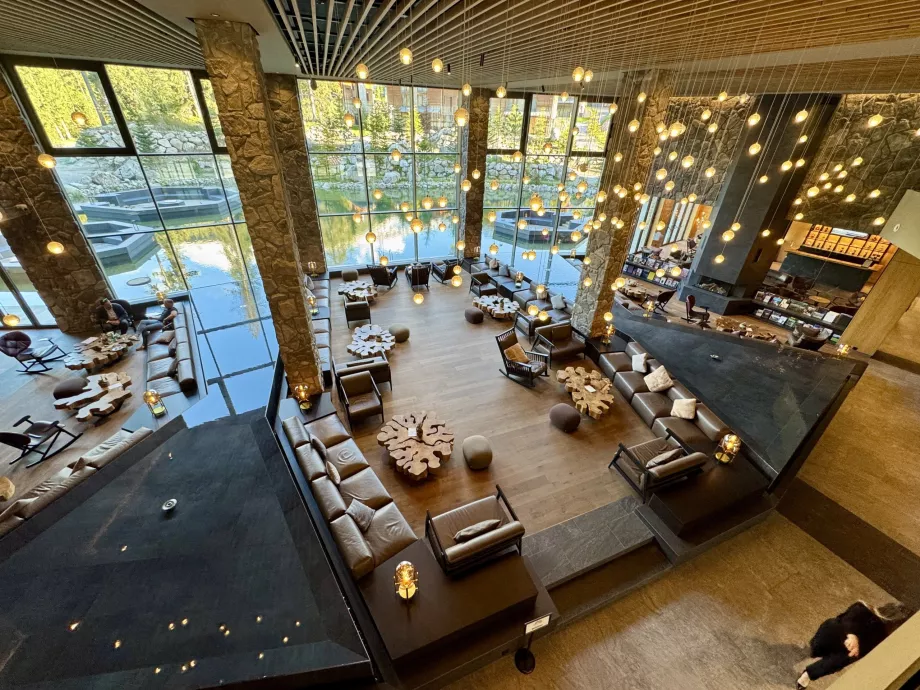 Lobby cu iaz Swissotel Damian Jasna