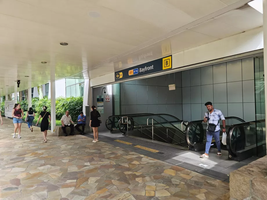 Stație de metrou Bayfront în apropierea hotelului