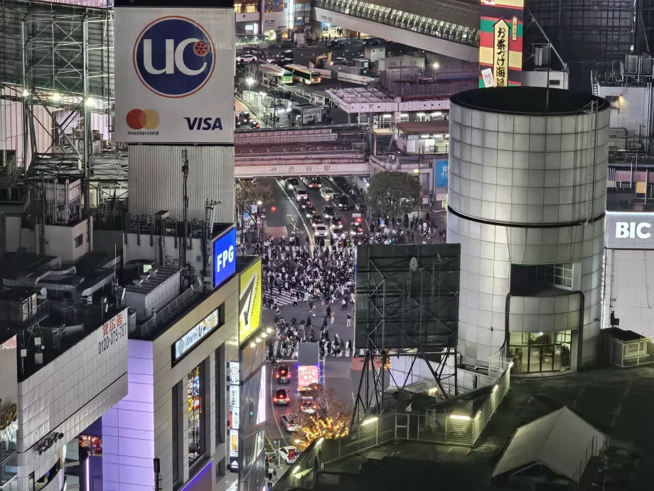 Vedere a intersecției Shibuya noaptea - cu zoom