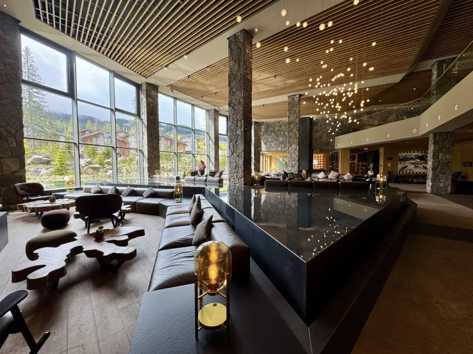 Lobby cu piscină