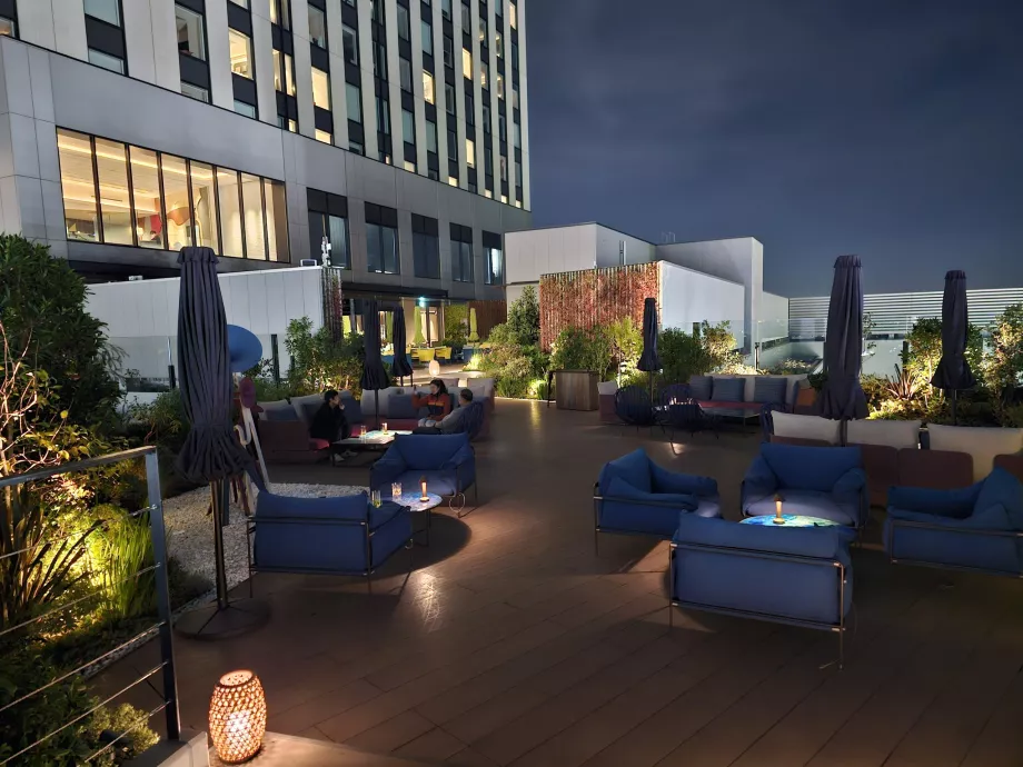 Terasa în aer liber a restaurantului Gallery 11