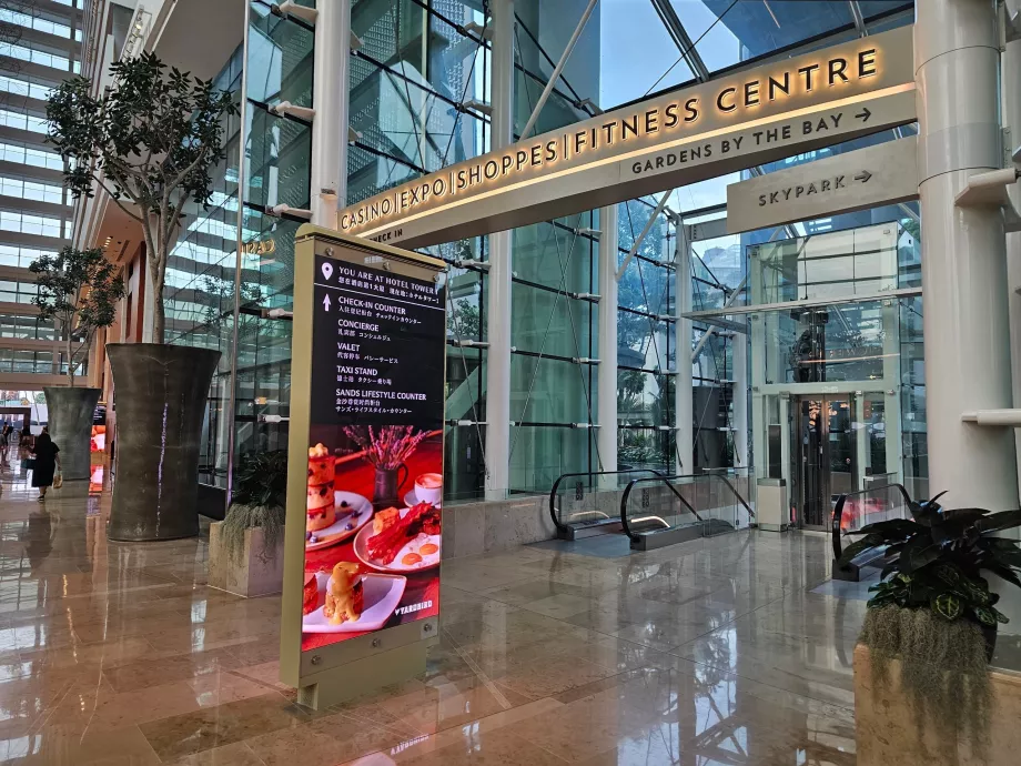 Intrarea de la hotel la centrul comercial