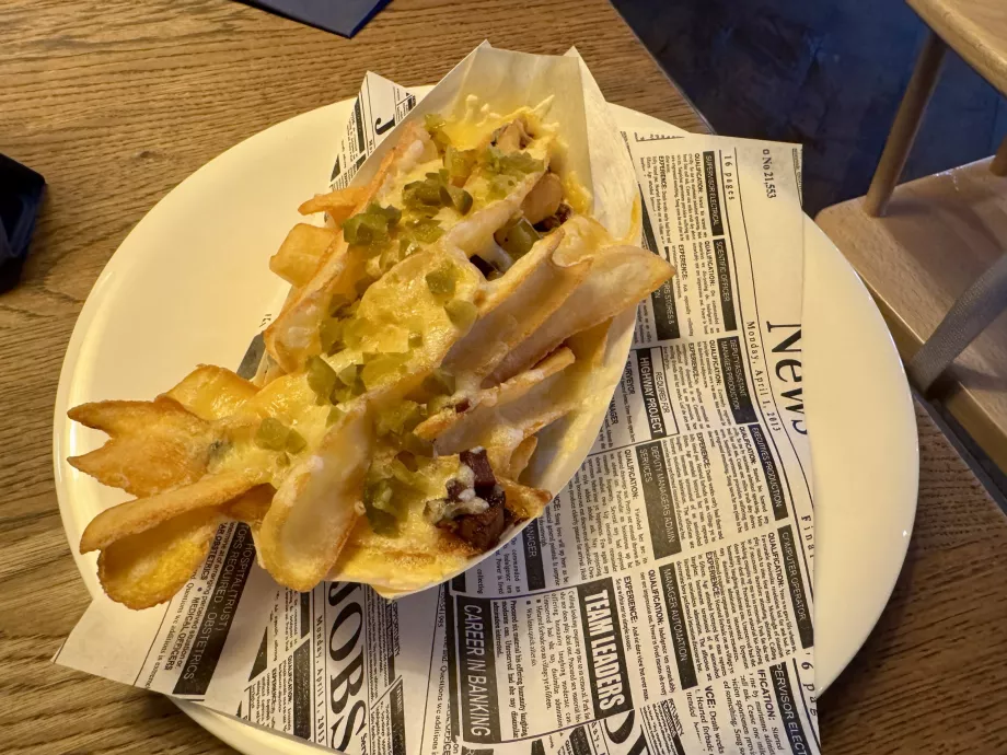 Cartofi prăjiți cu brânză și bacon