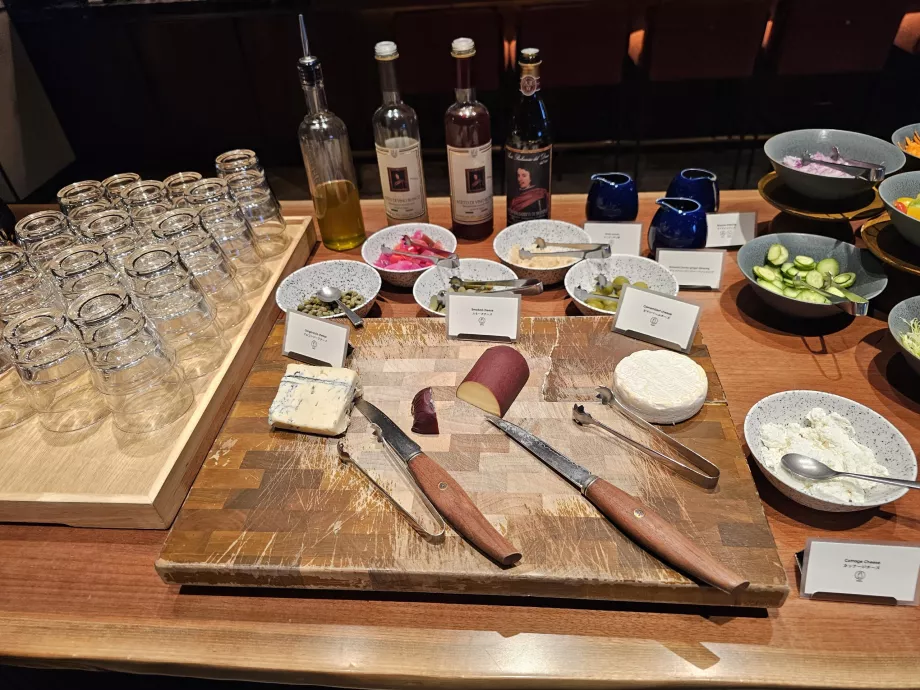 Mic dejun - brânză, măsline și uleiuri