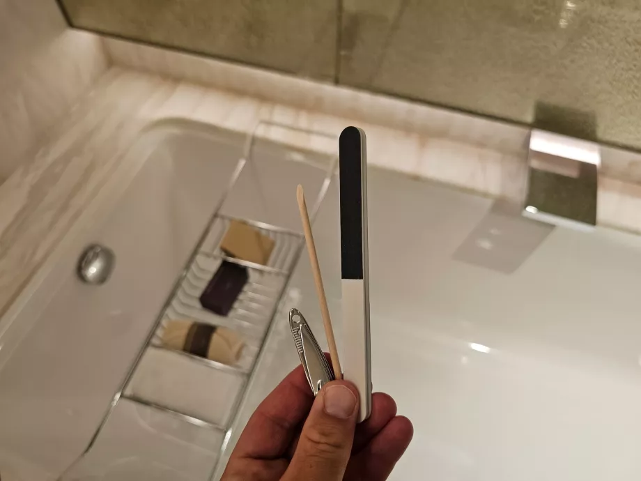 Pilă de unghii și clește de unghii