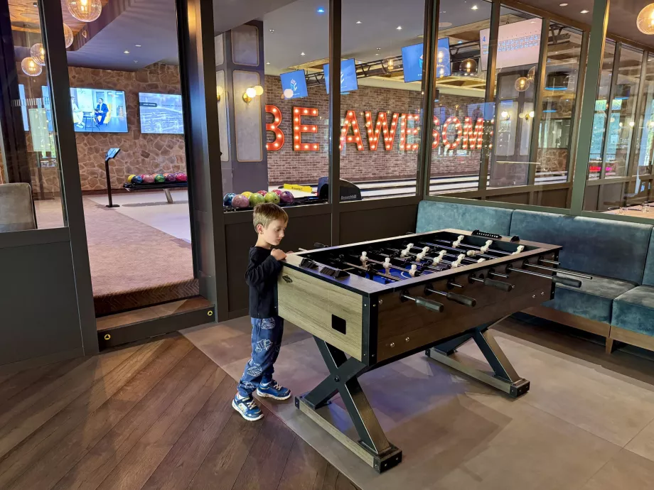 Fotbal de masă și bowling în Snowbeer