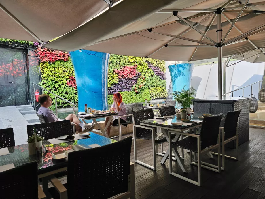 Mic dejun la restaurantul Rise