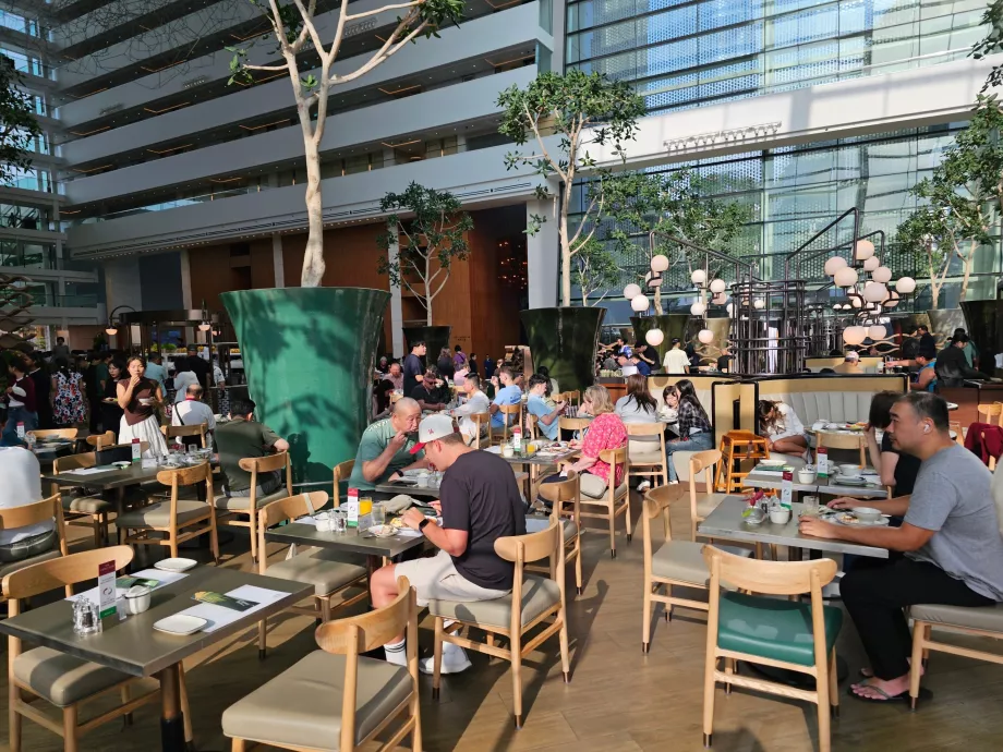 Mic dejun la restaurantul Rise