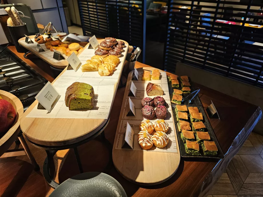 Mic dejun - produse de patiserie dulci