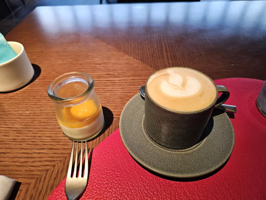 Mic dejun - cappuccino și iaurt