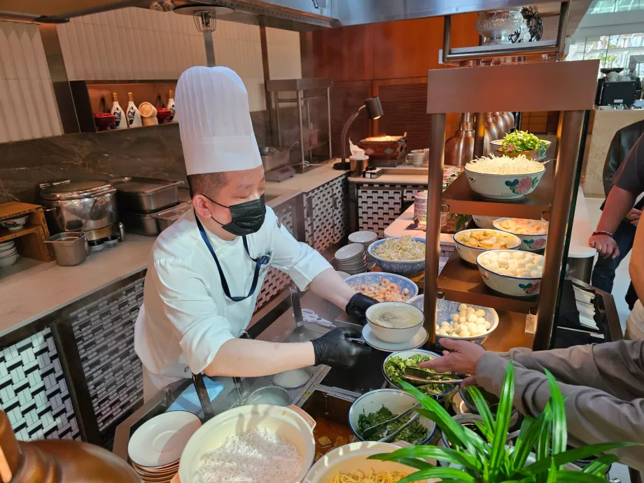 Mic dejun la restaurantul Rise