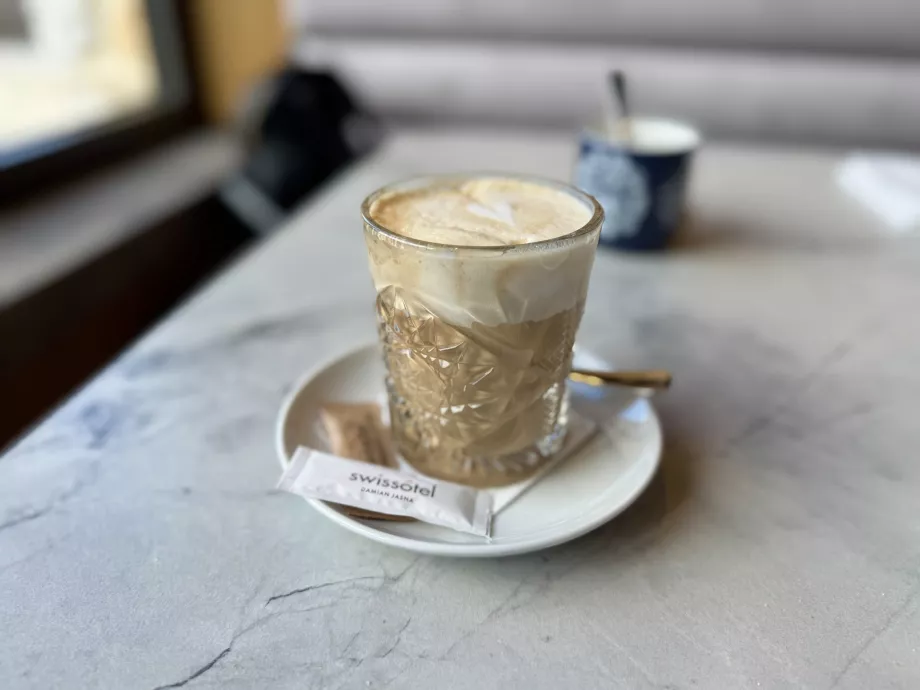Flat white pentru micul dejun