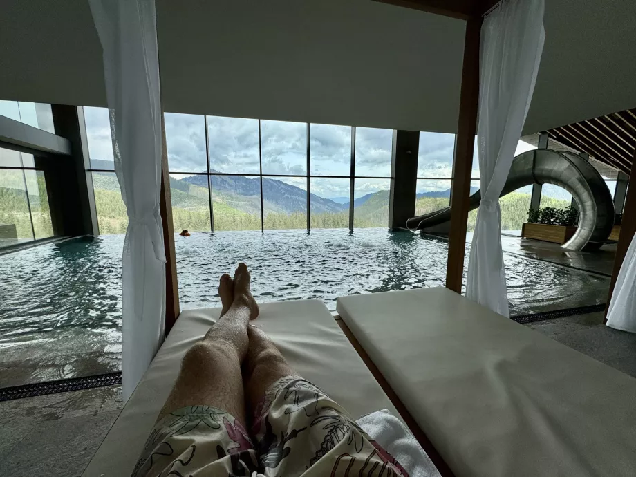 Vedere la Tatra de Jos de la piscină
