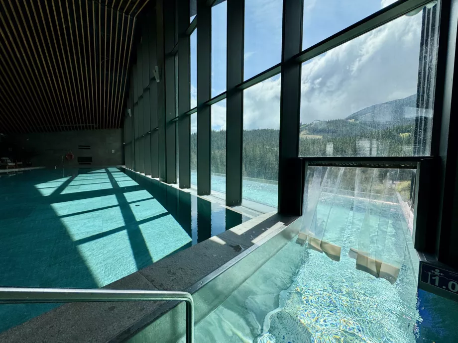 Intrarea în partea exterioară a piscinei