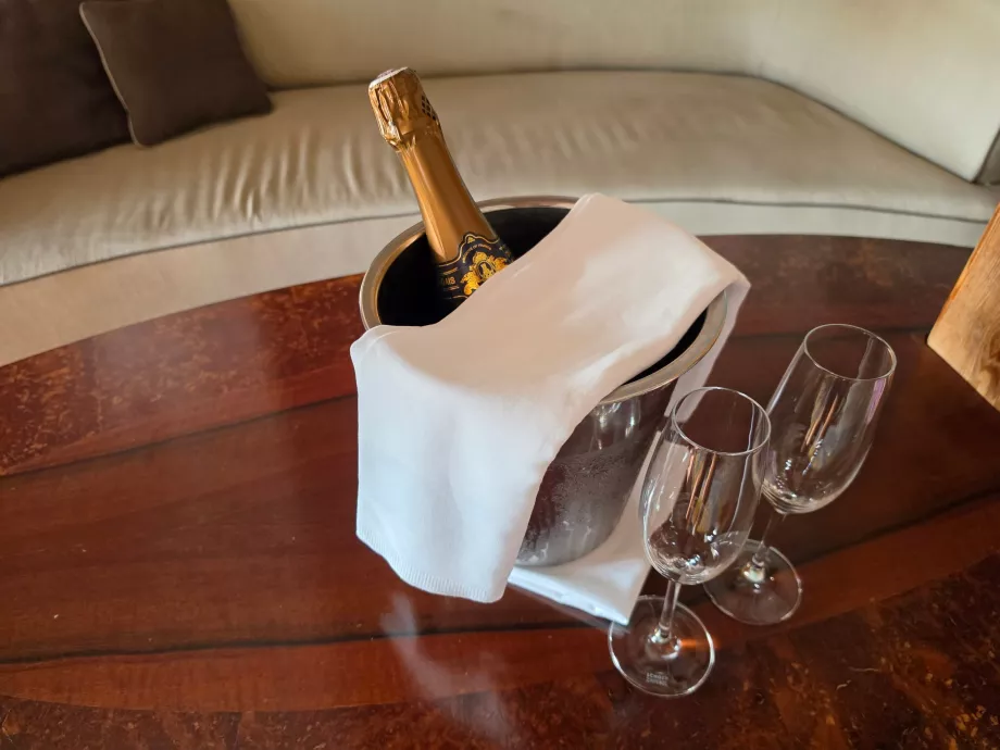 O sticlă de vin spumant oferită din partea hotelului