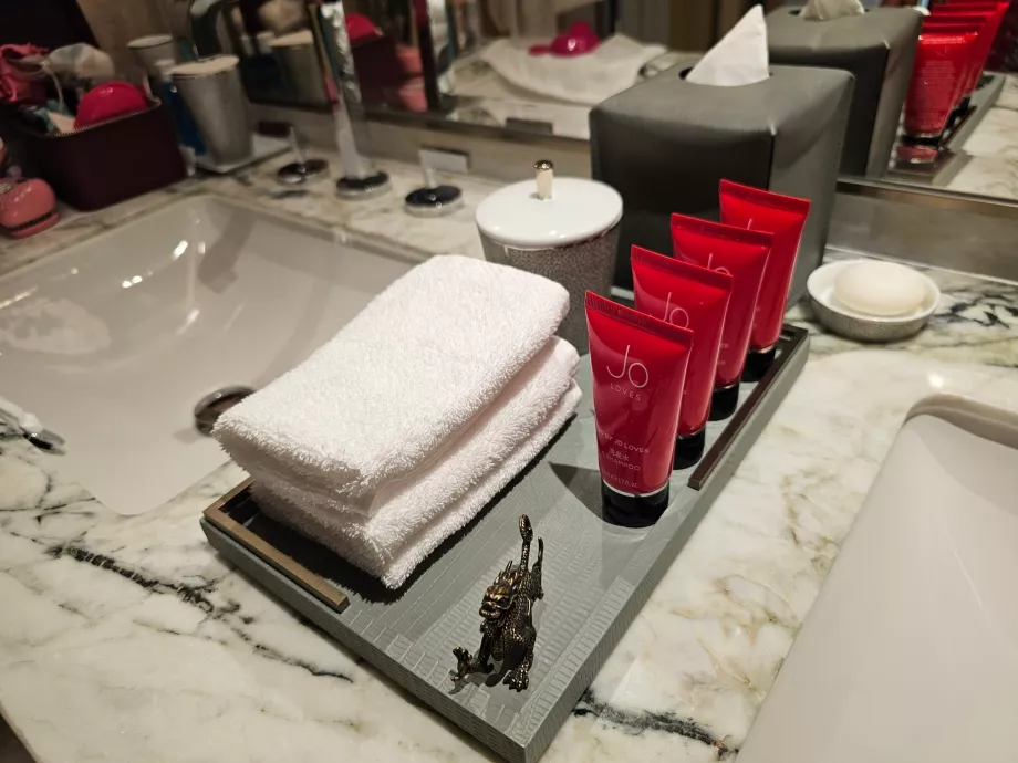 Șampoanele și cremele lui Jo în cameră