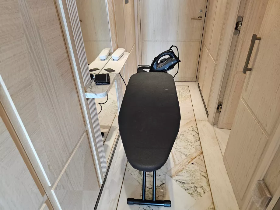 Scândură de călcat în cameră