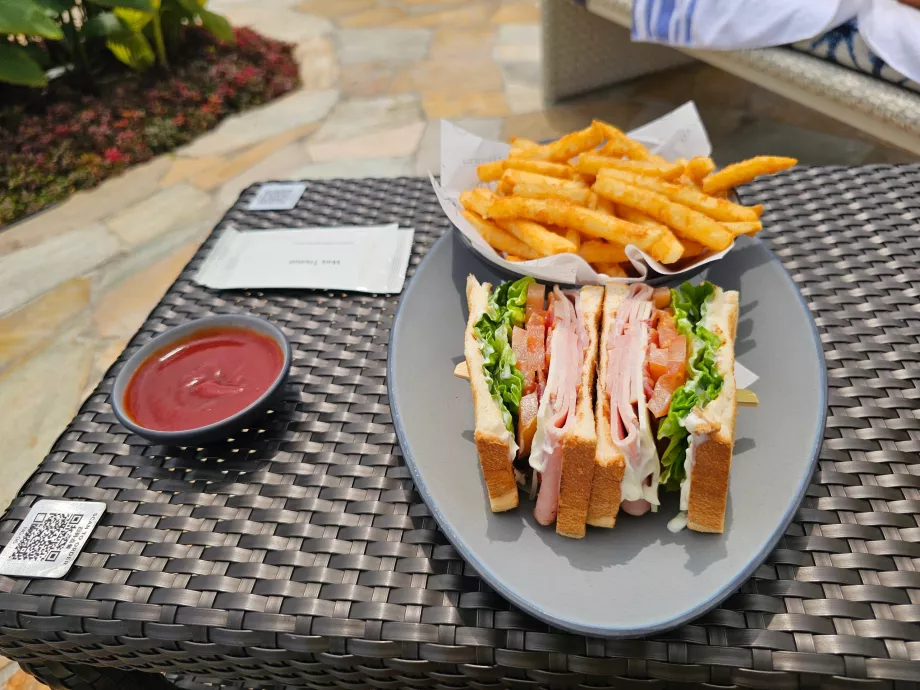 Gustare la piscina hotelului