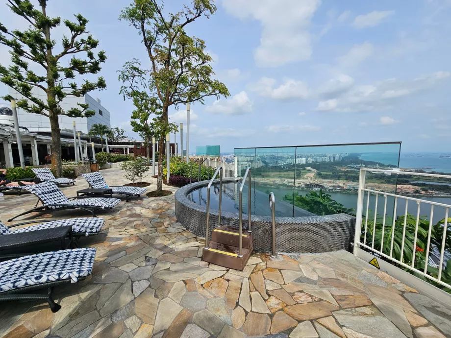 Cadă cu hidromasaj pe acoperiș