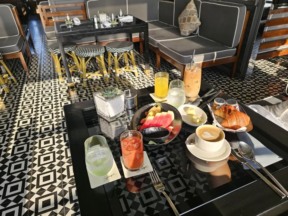 Mic dejun în Spago Bar