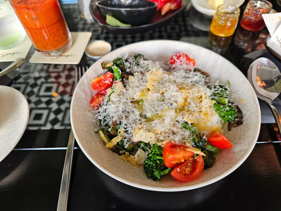 Mic dejun în Spago Bar