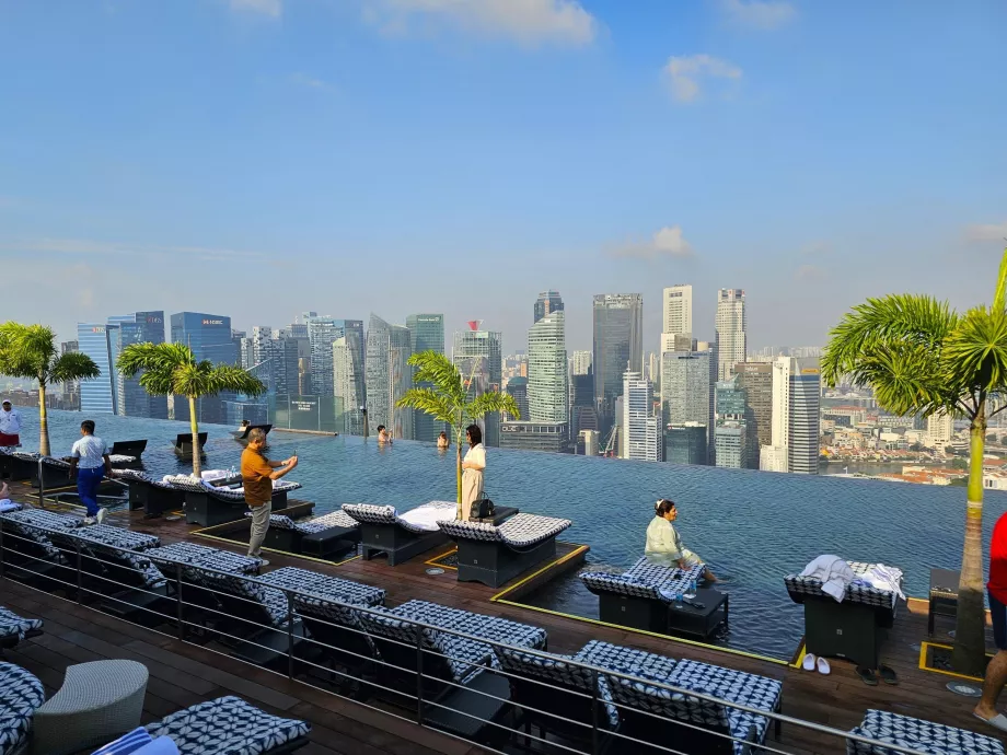 Piscina Infinity de la Hotelul MBS