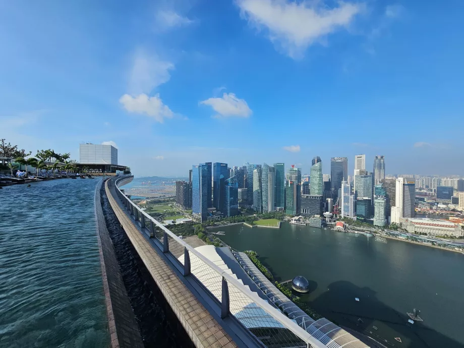 Vedere de la piscina de pe acoperișul Marina Bay Sands